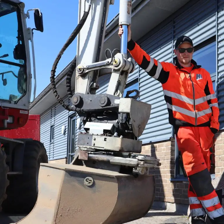 Mathias fra Hans Ikjær Entreprenørforretning ApS med en Takeuchi TB295W samt en Compacttilt CTR10